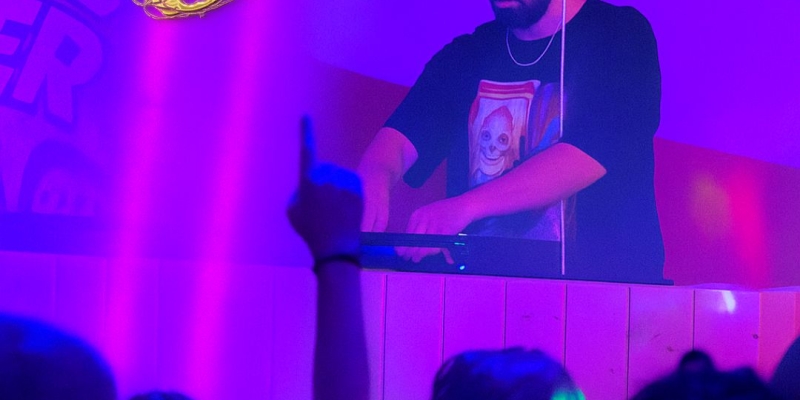 Kaiser C aux platines en 2eme partie de soirée